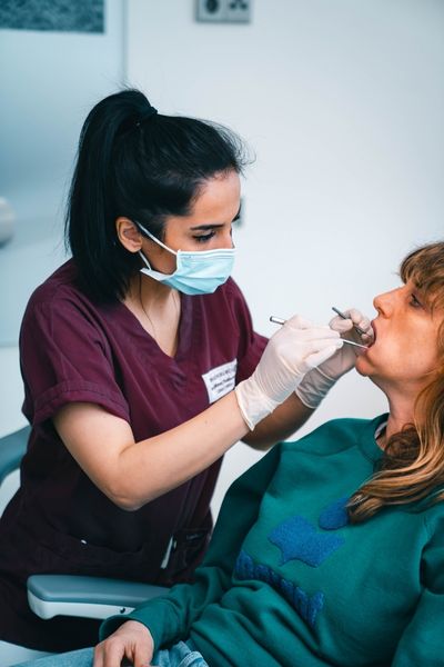 Patientin bei der Zahnreinigung